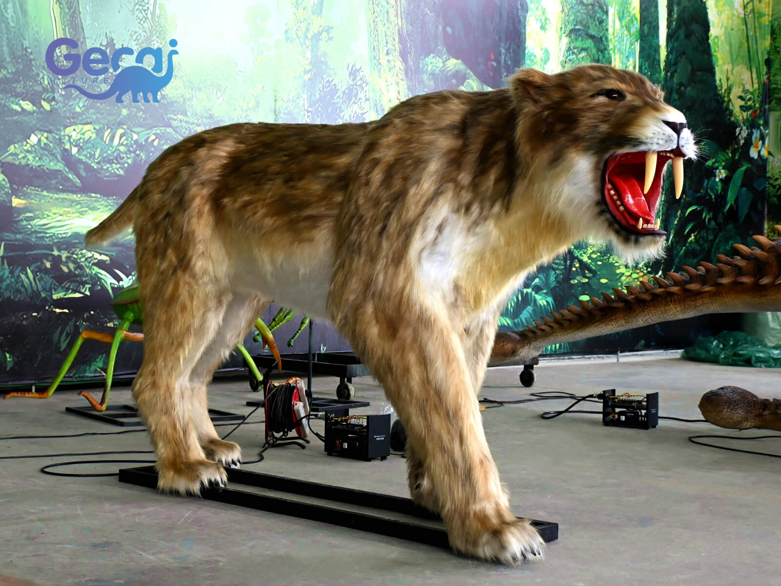 Animatronic Saber-toothed Tiger Statue