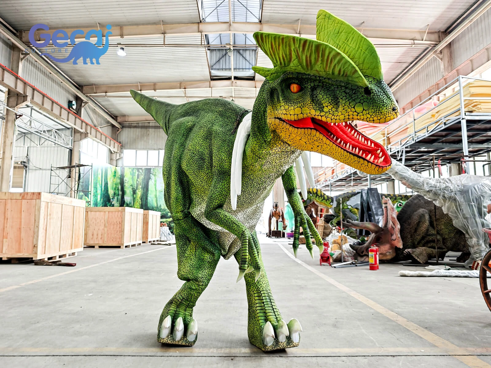 Dilophosaurus Dinosaur Suit Costumeは、イベント、テーマパーク、展示会、プロモーション活動、エンターテインメントショー向けに設計されたリアルで没入型のパフォーマンスコスチュームです。Dilophosaurusの特徴的な頭飾り、詳細な肌の質感、リアルな恐竜の外観、柔軟なボディデザインが特徴で、このコスチュームは印象的なビジュアルインパクトで先史時代のキャラクターを生き生きと表現しています。