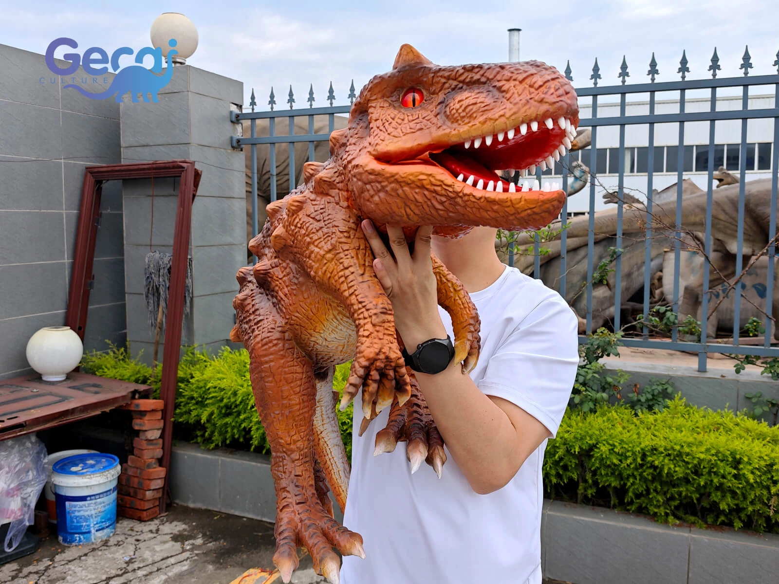 イベント用のリアルなカルノタウルス恐竜パペットは、展示会、テーマパーク、フェスティバル、プロモーション活動、エンターテインメントショー向けに設計された、リアルでインタラクティブなパフォーマンスプロップです。カルノタウルスの特徴的な角、強力な頭部形状、詳細な肌の質感、リアルな恐竜の外観を特徴とし、このパペットは強い視覚的インパクトで先史時代の捕食者を生き生きとさせます。