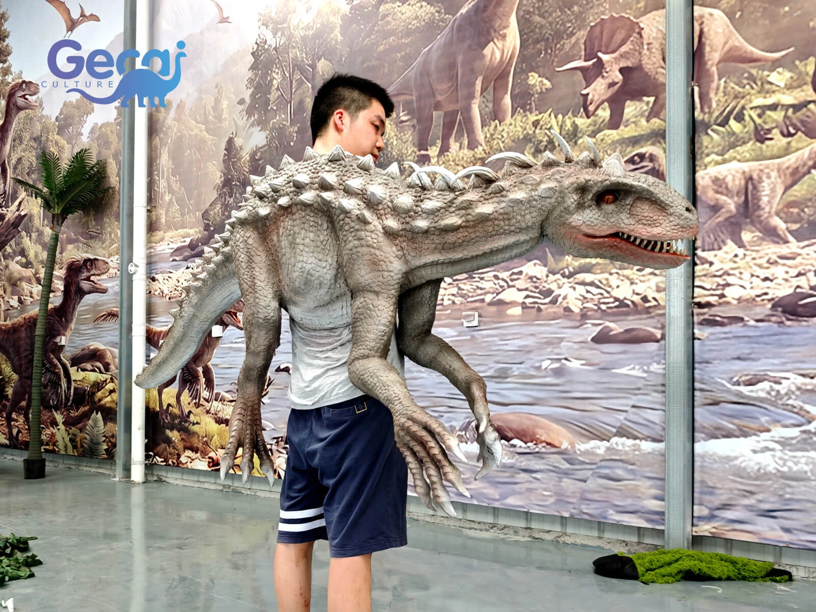 Indominus Rex Shoulder Dinosaur Puppetは、テーマパーク、イベント、展示会、コスプレパフォーマンス、プロモーション活動向けに設計されたリアルでインタラクティブな恐竜の小道具です。象徴的なハイブリッド恐竜にインスパイアされたこの肩のパペットは、獰猛な外観、詳細な鱗、鋭い歯、表情豊かな目、そして印象的な先史時代のキャラクター効果を生み出すコンパクトなデザインを特徴としています。