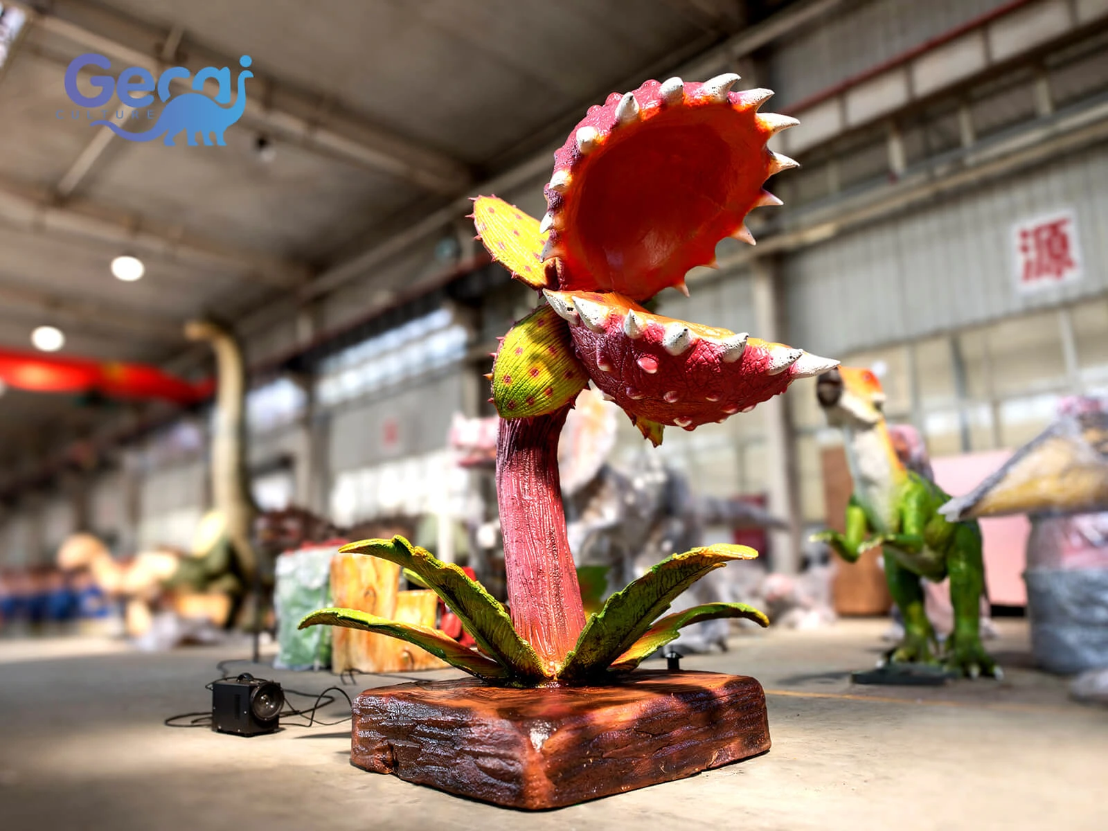 Giant animatronic carnivorous plant with realistic movements and custom effects for theme parks, botanical gardens and immersive themed attractions.