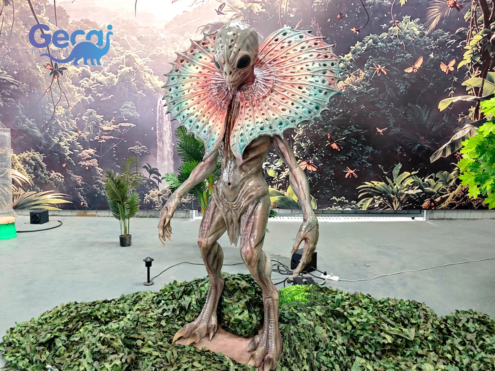 Custom animatronic alien creature models with realistic movements and unique designs for theme parks, sci-fi exhibitions and themed attractions.