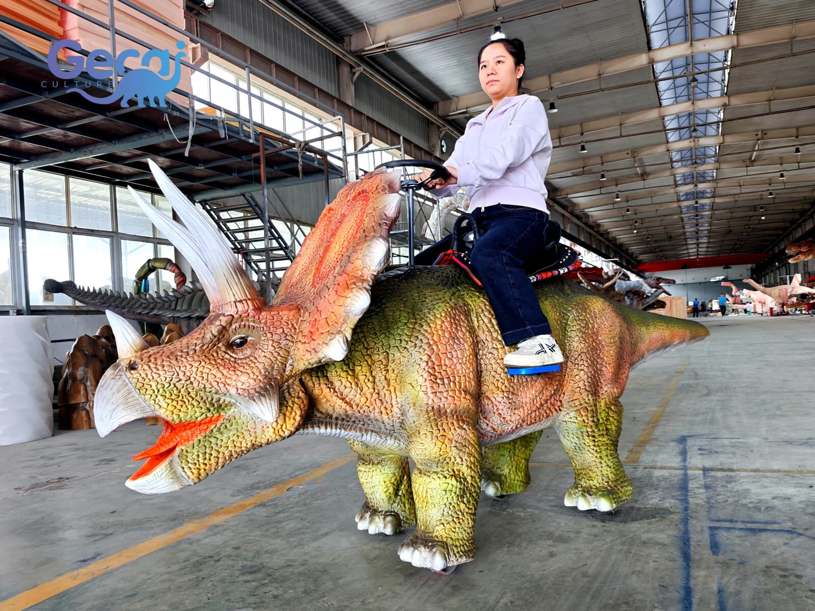 リアルなデザインと電動の動きを持つ電動トリケラトプス恐竜の乗り物を歩きます。テーマパークや家族のアトラクションのためのカスタムライディング恐竜。